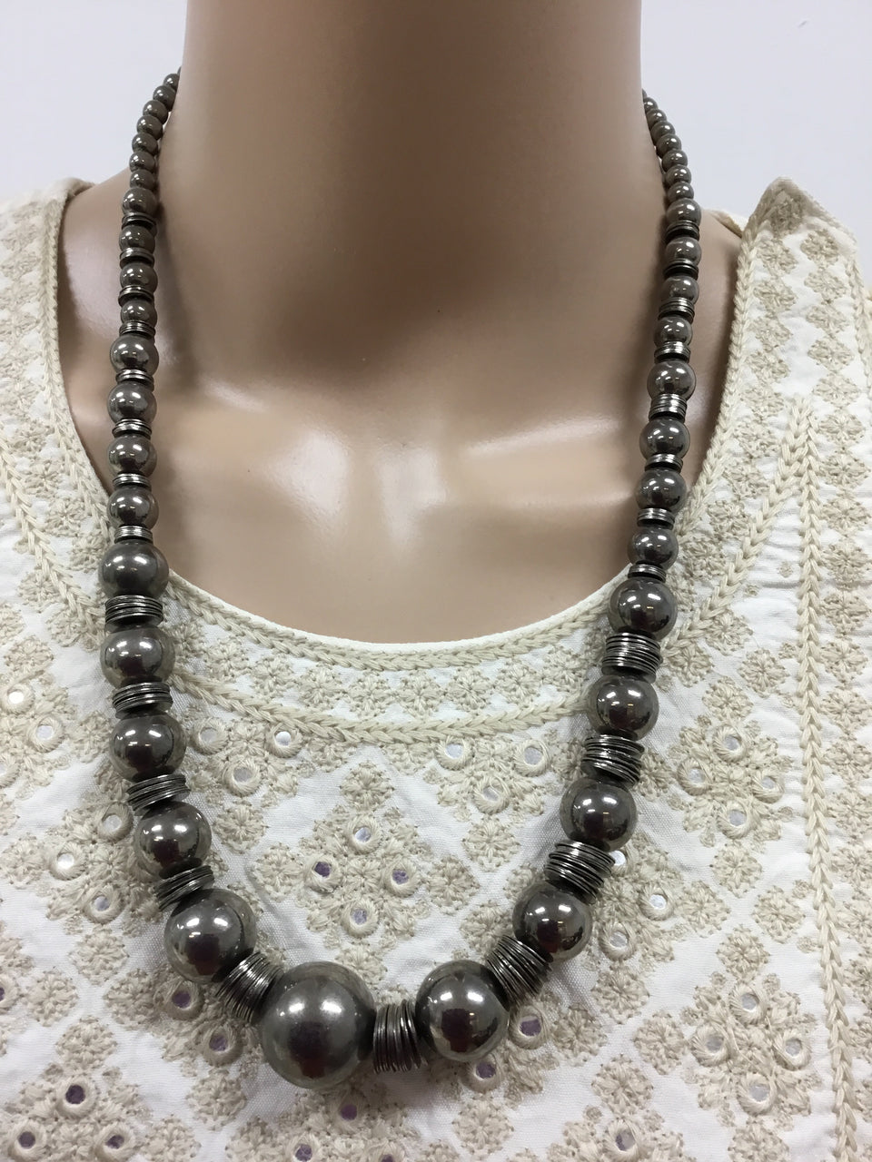 Stunning and trendy black necklace with beads